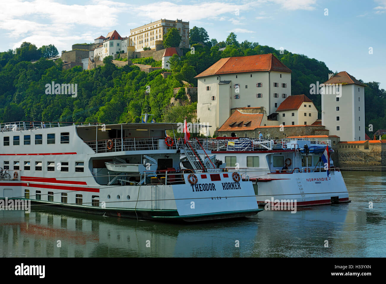 Veste Oberhaus mit Oberhausmuseum auf dem Georgsberg und Veste Niederhaus, Ausflugsschiffe am Donauufer von Passau, Niederbayern, Bayern Stock Photo