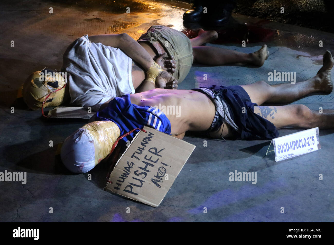 Philippines. 04th Oct, 2016. (EDITOR'S NOTE: Image contains graphic content)Two un-identified allegedly drug dealers are the victims of summary executions at the front of Santa Catalina Colleges, Legarda, Manila City. Credit:  Gregorio B. Dantes Jr./Pacific Press/Alamy Live News Stock Photo
