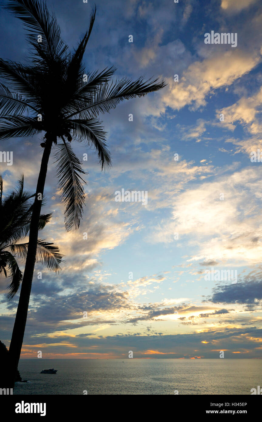 Colorful sunset ocean coast hi-res stock photography and images - Alamy