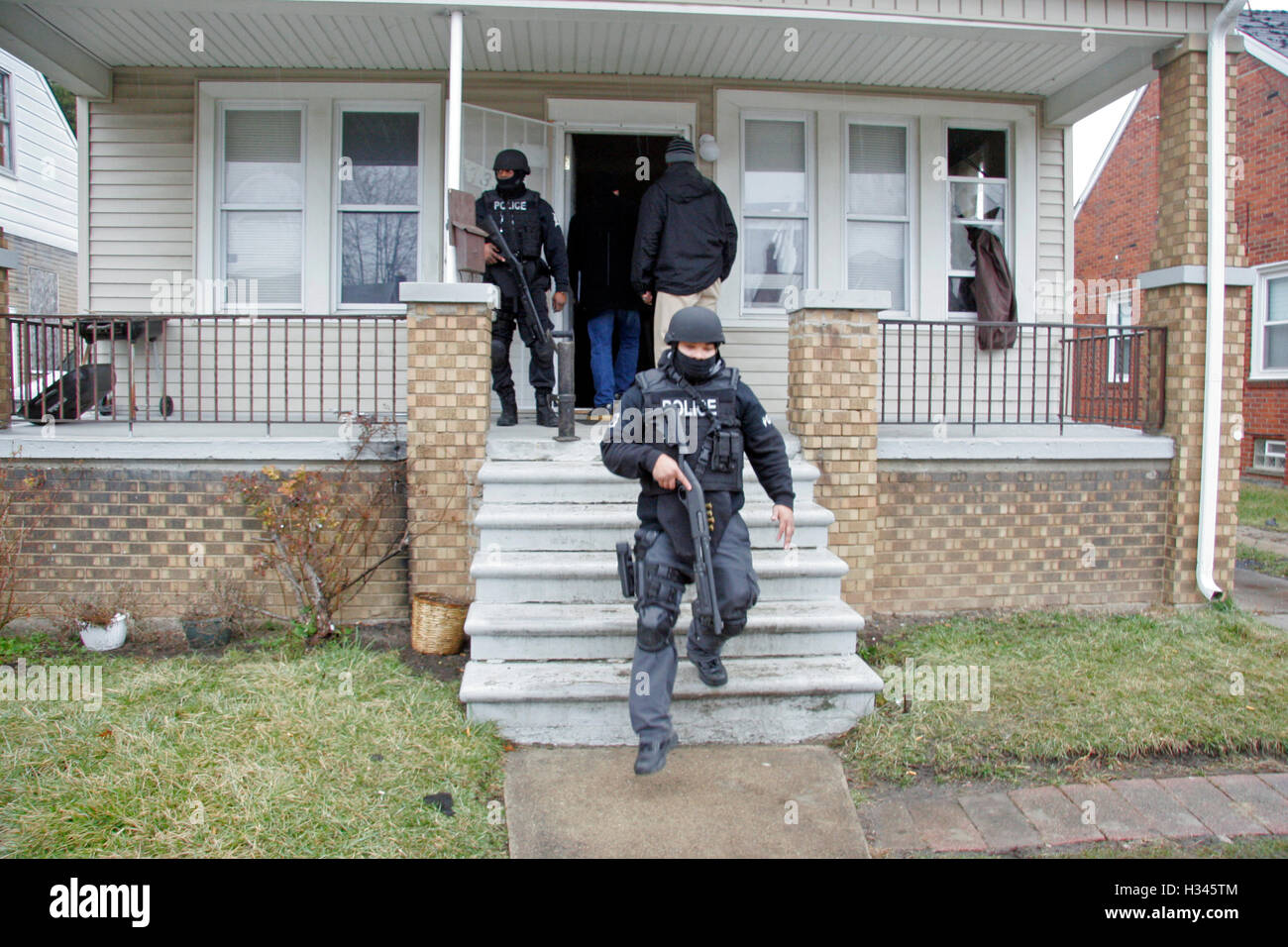 Detroit police officers raid a house in Detroit, Michigan, USA Stock Photo
