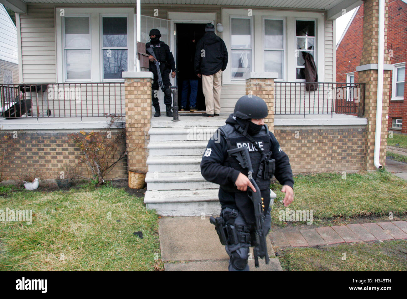 Detroit police officers raid a house in Detroit, Michigan, USA Stock Photo