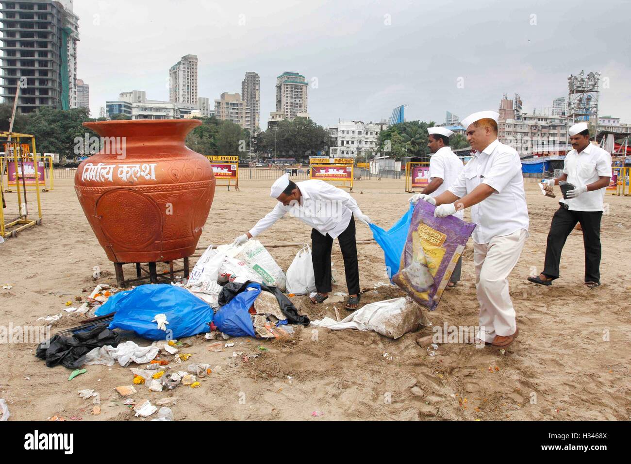 Dabbawalas clean the Chowpatty beach in Mumbai, India on September 16, 2016, and remove Stock Photo