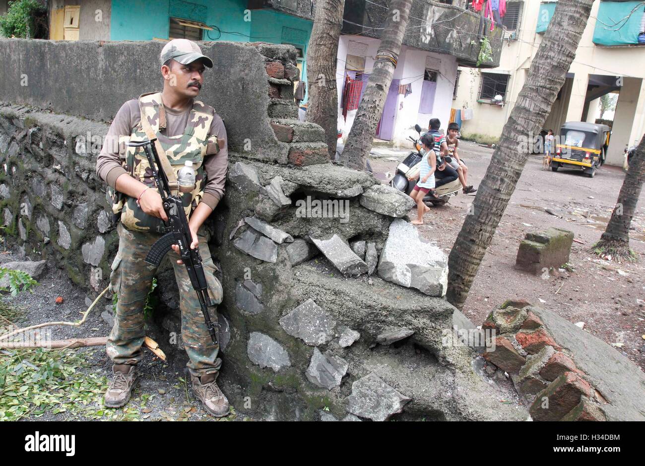 Force One commando high alert as he conducts a search and combing operation slum area of Uran, about 47 km East of Mumbai Stock Photo