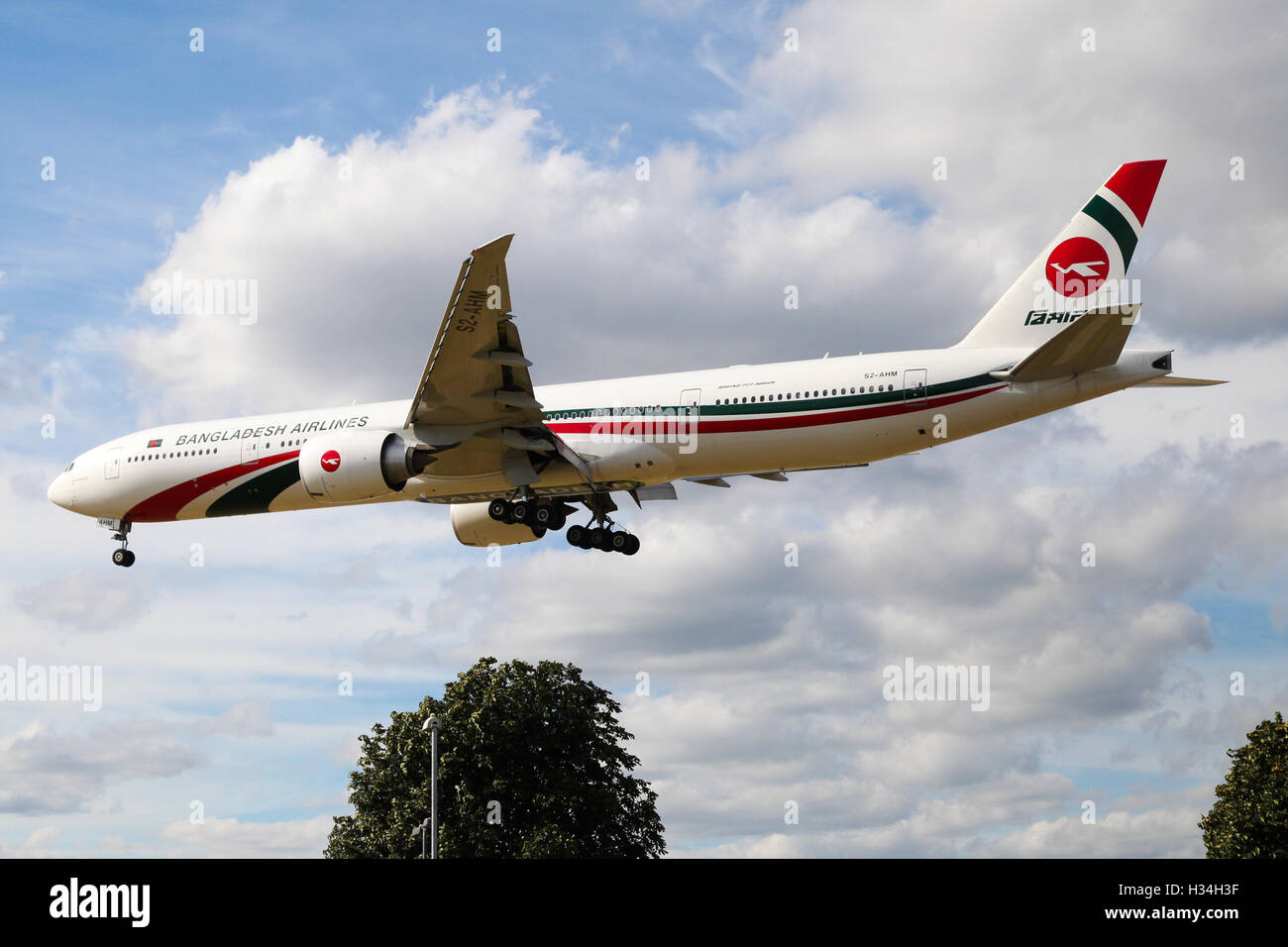 Biman Bangladesh Airlines Boeing 7773E9(ER) approaching London Heathrow airport Stock Photo