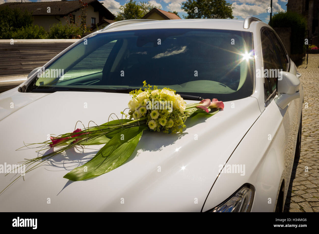 Flowers on wedding car hi-res stock photography and images - Page