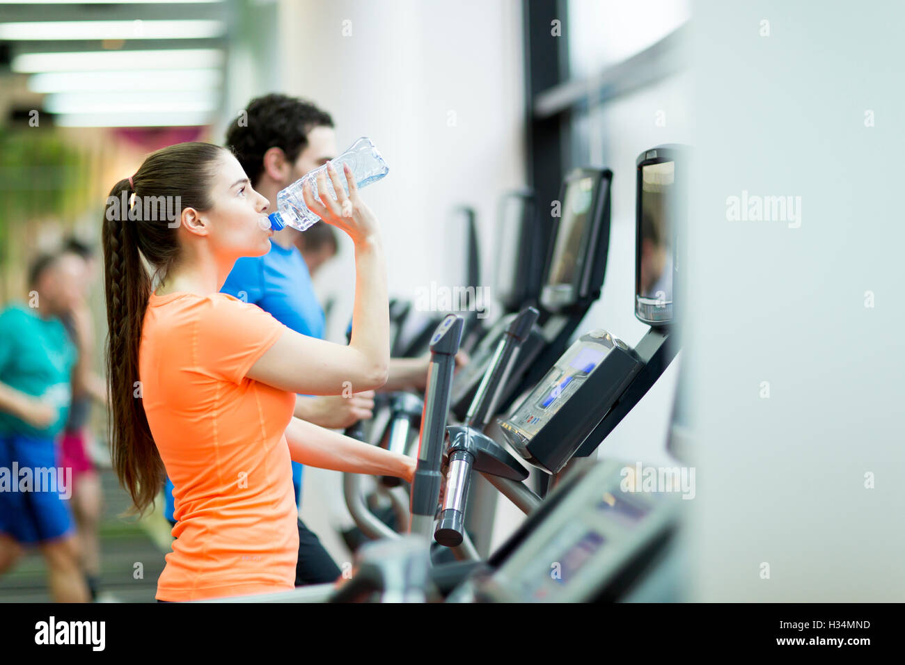 https://c8.alamy.com/comp/H34MND/handsome-young-people-training-on-the-treadmill-in-the-gym-H34MND.jpg