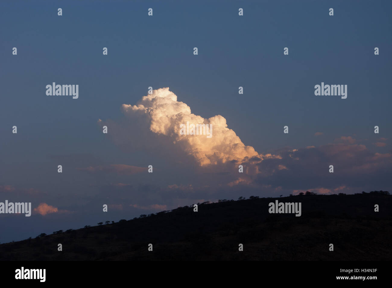 Cumulonimbus rain clouds hi-res stock photography and images - Alamy