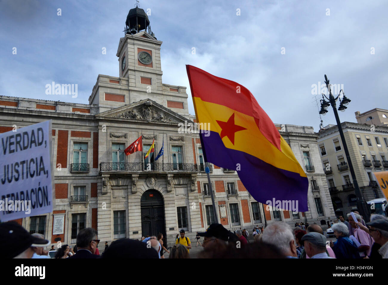 June 11, 2015 - FAMILIES OF THE MISSING REPUBLICANS FROM THE SPAINISH CIVIL WAR 1936-39, AND THE FRANCO DICTATORSHIP, GATHER AT PUERTA DEL SOL, THE CENTER OF MADRID, ACROSS FROM THE MUNICIPAL BUILDING WHERE MANY WERE IMPRISONED AND TORTURED. THEY ARE DEMANDING TO KNOW WHAT HAPPENED TO THEIR RELATIVES AND WHERE THEIR BODIES MIGHT BE LOCATED SO MANY YEARS LATER. © Kenneth Martin/ZUMA Wire/Alamy Live News Stock Photo