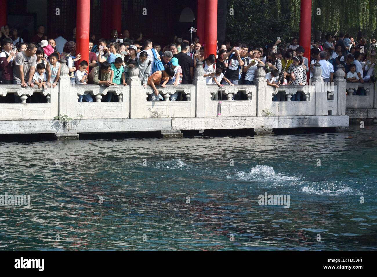 Spouting Spring (161004) -- JINAN, Oct. 4, 2016 (Xinhua) -- Visitors view the Sprouting ...