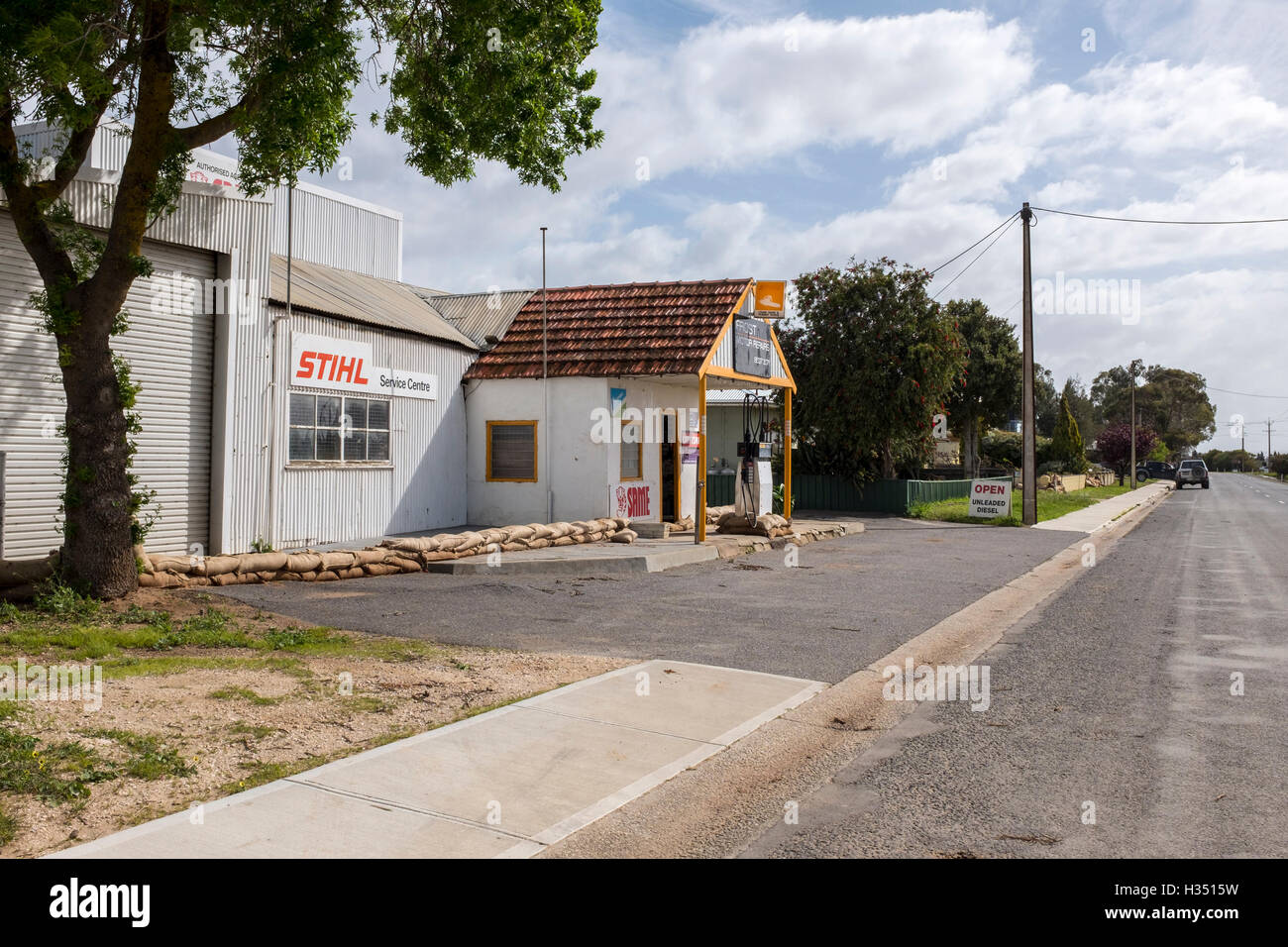 Langhorne Creek, South Australia. 4th October, 2016. A sandbagged business prepared for the flood in Langhorne Creek South Australia after the swollen Bremer River burst its banks, south of Adelaide. The third flood emergency in two weeks. Ray Warren/Alamy Live News Stock Photo