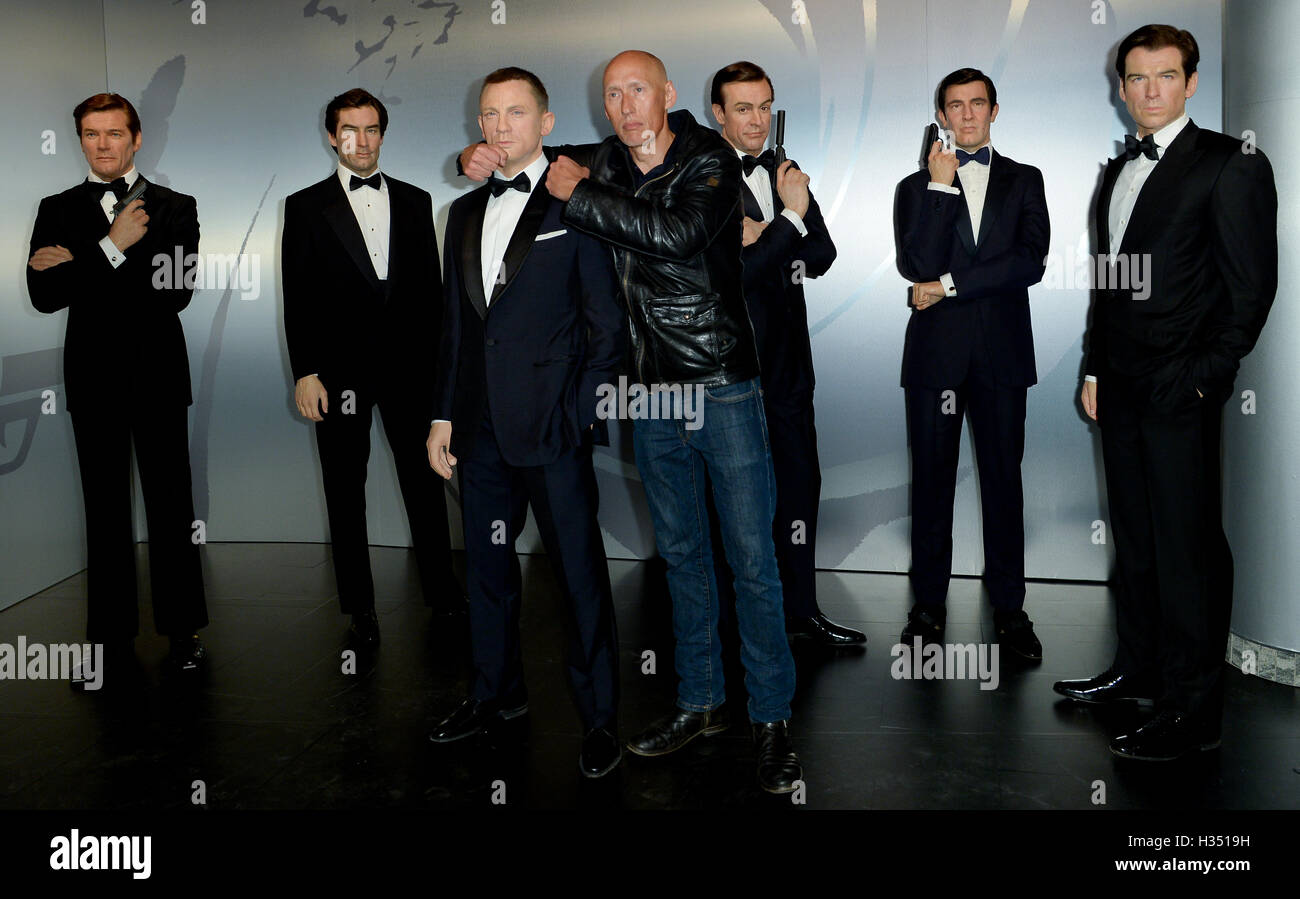 Berlin, Germany. 4th Oct, 2016. Actor Detlef Bothe (3.f.l) pictured between the waxworks of actors Roger Moore (l-r), Timothy Dalton, Daniel Craig, Sean Connery, George Lazenby and Pierce Brosnan playing the role of James Bond, at Madame Tussauds in Berlin, Germany, 4 October 2016. PHOTO: BRITTA PEDERSEN/DPA/Alamy Live News Stock Photo