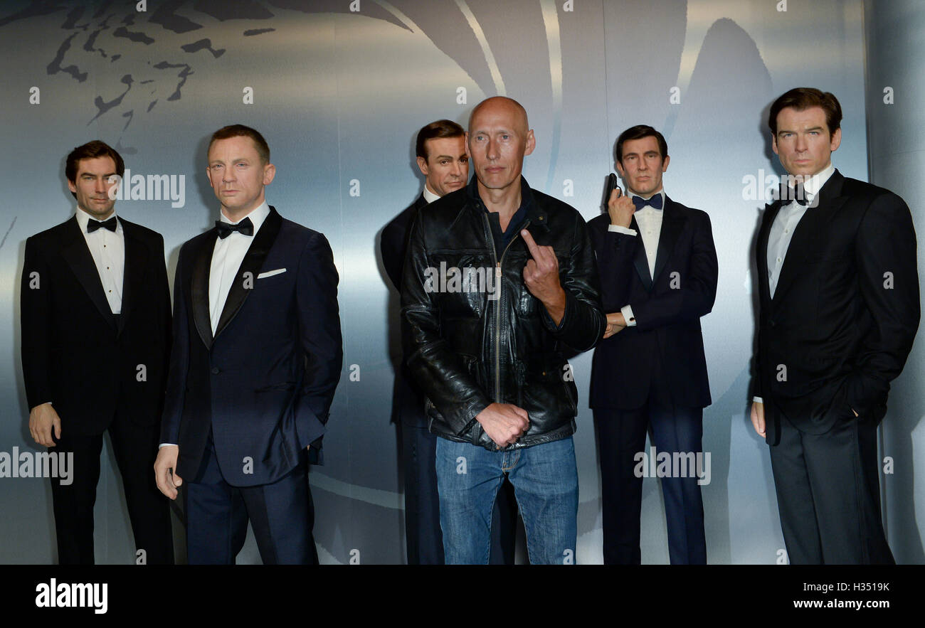 Berlin, Germany. 4th Oct, 2016. Actor Detlef Bothe (4.f.l) pictured between the waxworks of actors Timothy Dalton (l-r), Daniel Craig, Sean Connery, George Lazenby and Pierce Brosnan playing the role of James Bond, at Madame Tussauds in Berlin, Germany, 4 October 2016. PHOTO: BRITTA PEDERSEN/DPA/Alamy Live News Stock Photo