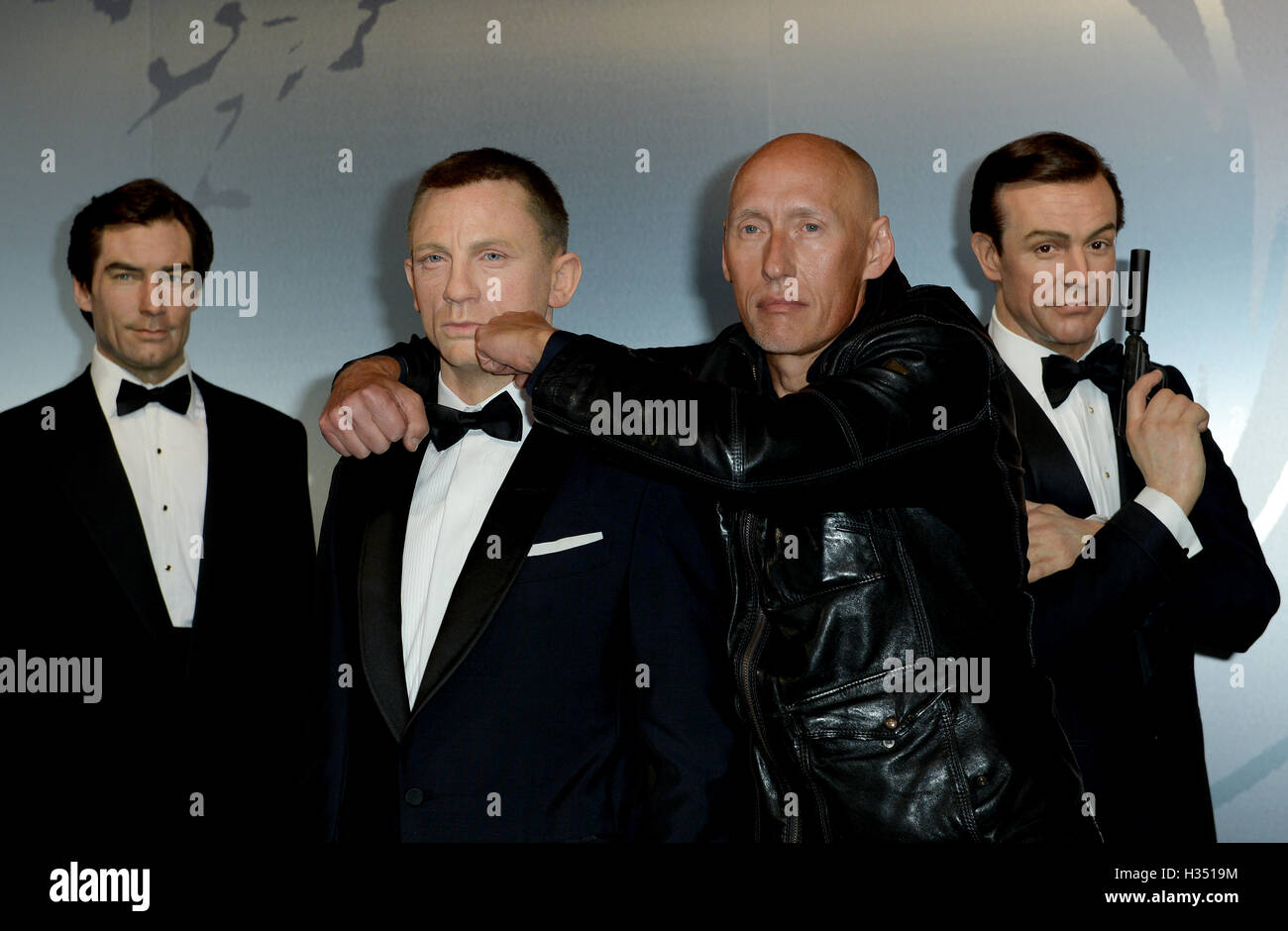 Berlin, Germany. 4th Oct, 2016. Actor Detlef Bothe (3.f.l) pictured between the waxworks of actors Timothy Dalton (l-r), Daniel Craig and Sean Connery playing the role of James Bond, at Madame Tussauds in Berlin, Germany, 4 October 2016. PHOTO: BRITTA PEDERSEN/DPA/Alamy Live News Stock Photo