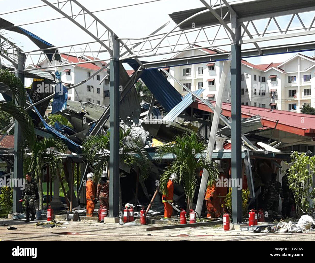 Tawau, Sabah, Malaysia. 4th October, 2016. site of a helicopter crash in Tawau of east Malaysia's Sabah. A Sikorsky S-61 'Nuri' helicopter carrying 14 military personnel crashed Tuesday morning onto the roof of a school building in Tawau of east Malaysia's Sabah, local police said. (Xinhua) (nxl) Credit:  Xinhua/Alamy Live News Stock Photo