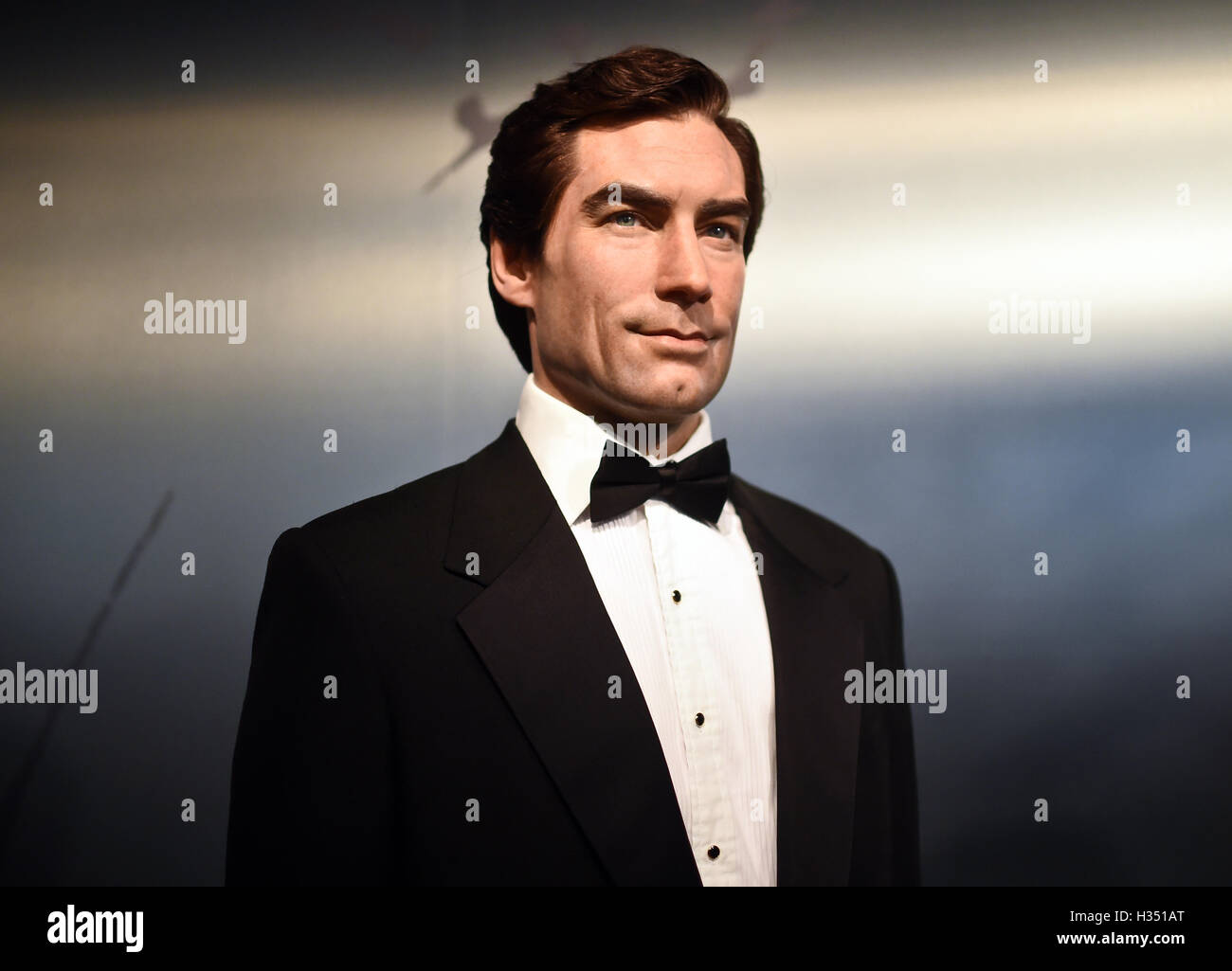 Berlin, Germany. 4th Oct, 2016. A waxwork of actor Timothy Dalton playing the role of James Bond, at Madame Tussauds in Berlin, Germany, 4 October 2016. PHOTO: BRITTA PEDERSEN/DPA/Alamy Live News Stock Photo