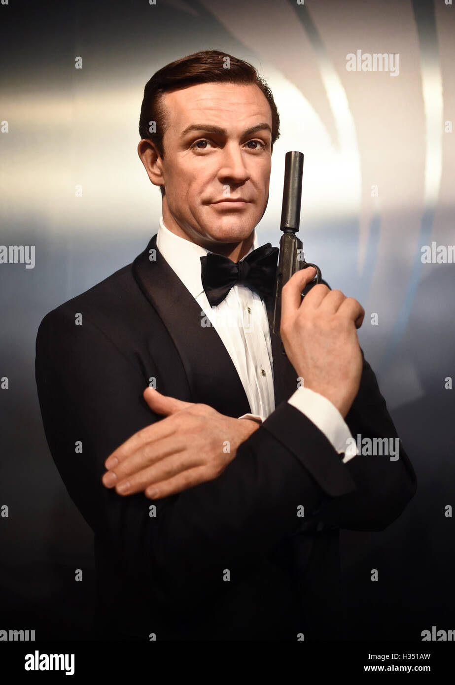 Sean connery 007 hi-res stock photography and images - Alamy