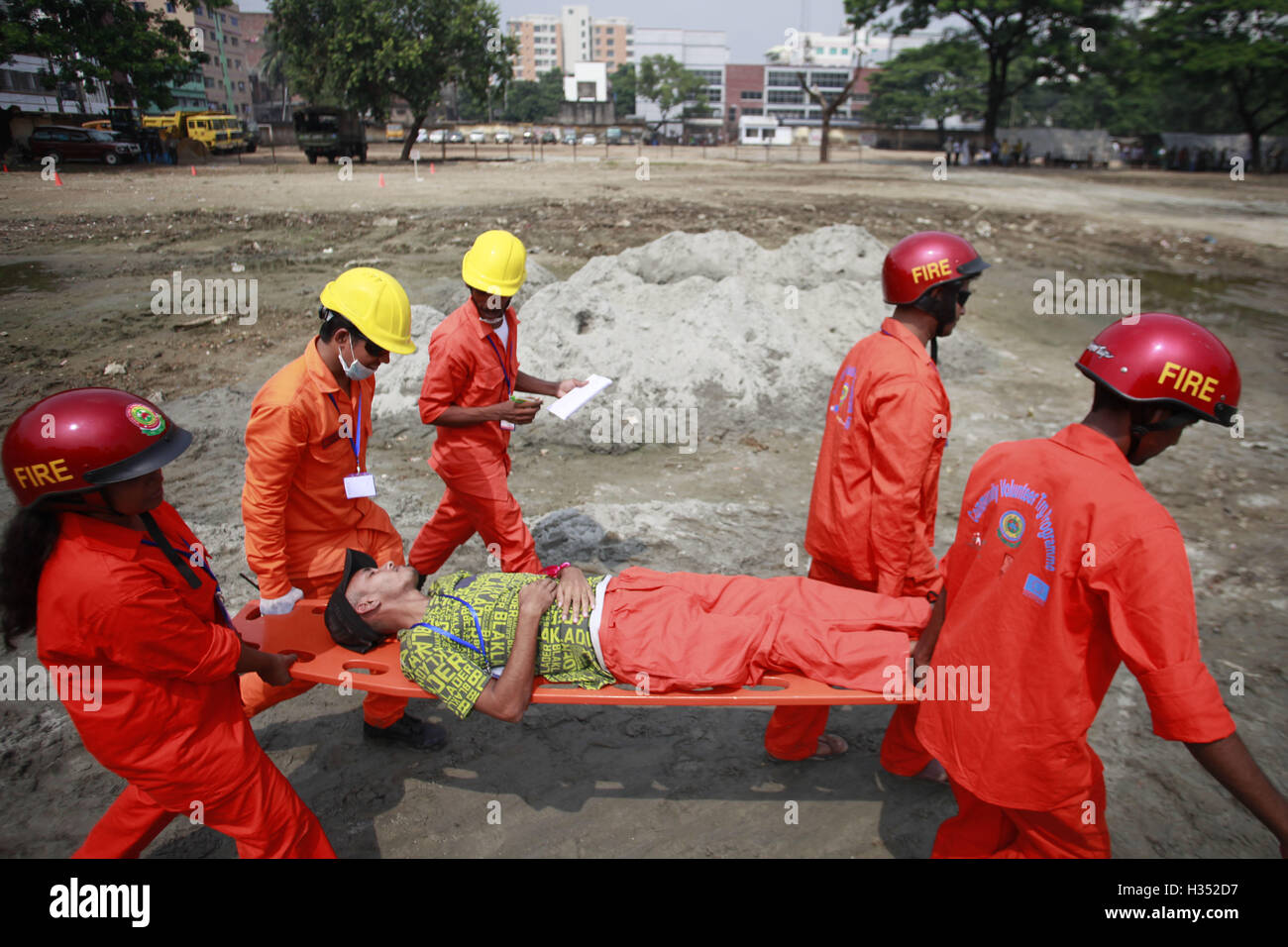 Dhaka, Bangladesh. 4th Oct, 2016. Rescue workers carry a victim during ...