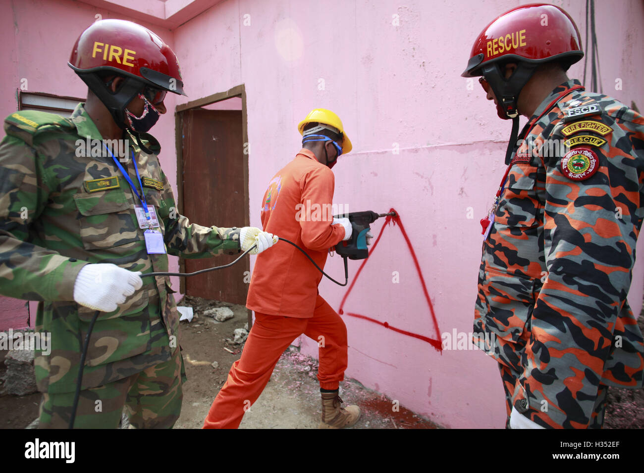 Dhaka, Bangladesh. 4th Oct, 2016. Rescue workers drill through concrete ...
