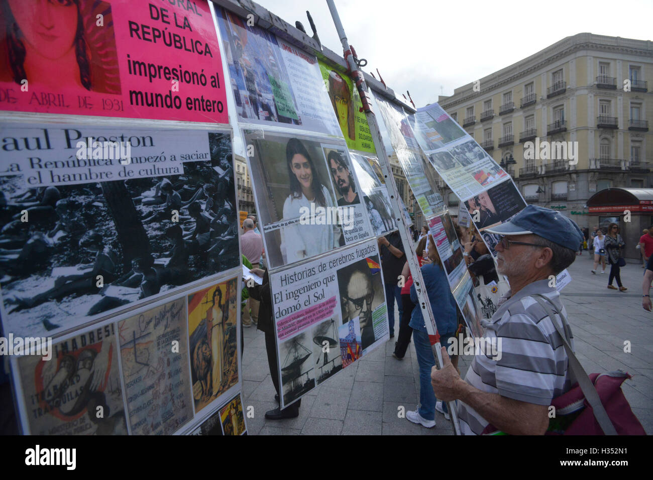 June 11, 2015 - FAMILIES OF THE MISSING REPUBLICANS FROM THE SPAINISH CIVIL WAR 1936-39, AND THE FRANCO DICTATORSHIP, GATHER AT PUERTA DEL SOL, THE CENTER OF MADRID, ACROSS FROM THE MUNICIPAL BUILDING WHERE MANY WERE IMPRISONED AND TORTURED. THEY ARE DEMANDING TO KNOW WHAT HAPPENED TO THEIR RELATIVES AND WHERE THEIR BODIES MIGHT BE LOCATED SO MANY YEARS LATER. © Kenneth Martin/ZUMA Wire/Alamy Live News Stock Photo
