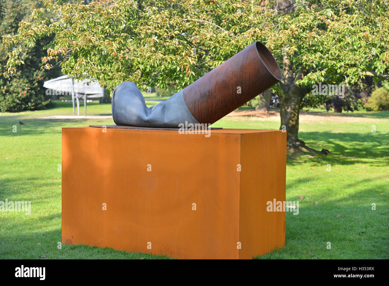 Regents Park, London, UK. 4th October 2016. Claes Oldenburg-Fagend Study  1975. Sculptures in the Frieze Art Sculpture Park in Regents Park. Credit:  Matthew Chattle/Alamy Live News Stock Photo