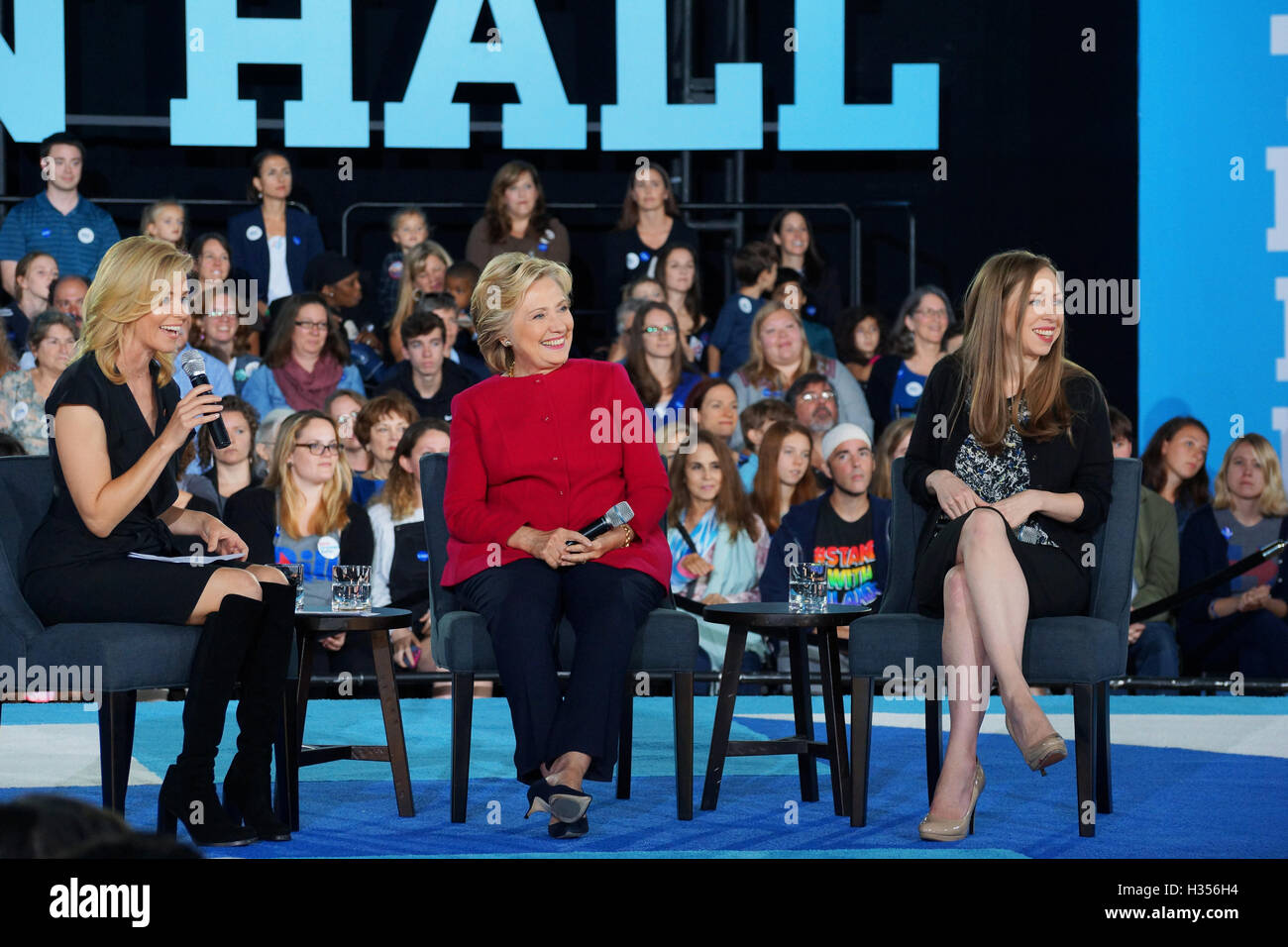 Haverford, USA. 04th Oct, 2016. LR Actress Elizabeth Banks, Democratic(02)