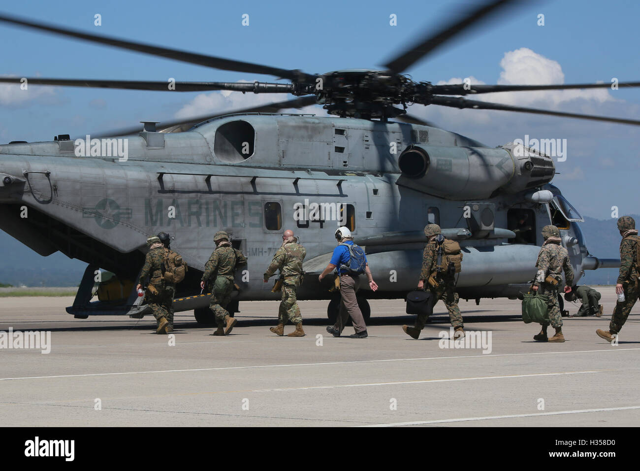 Soto Cano Air Base, Honduras. 4th October, 2016. U.S. Marines board a CH-53E Super Stallion helicopter to Grand Cayman Island to assist in relief efforts following the aftermath of Hurricane Matthew October 4, 2016 in Soto Cano Air Base, Honduras. Hurricane Matthew was a Category 4 storm that slammed into the central Caribbean causing widespread damage. Stock Photo
