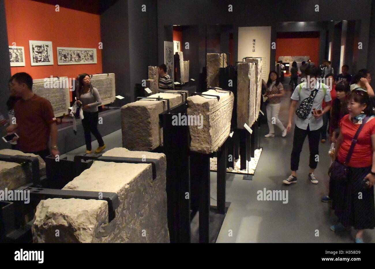(161005) -- JINAN, Oct. 5, 2016 (Xinhua) -- Tourists visit Shandong Museum in Jinan, capital of east China's Shandong Province, Oct. 5, 2016, during the National Day holiday. (Xinhua/Xu Suhui) (wx) Stock Photo