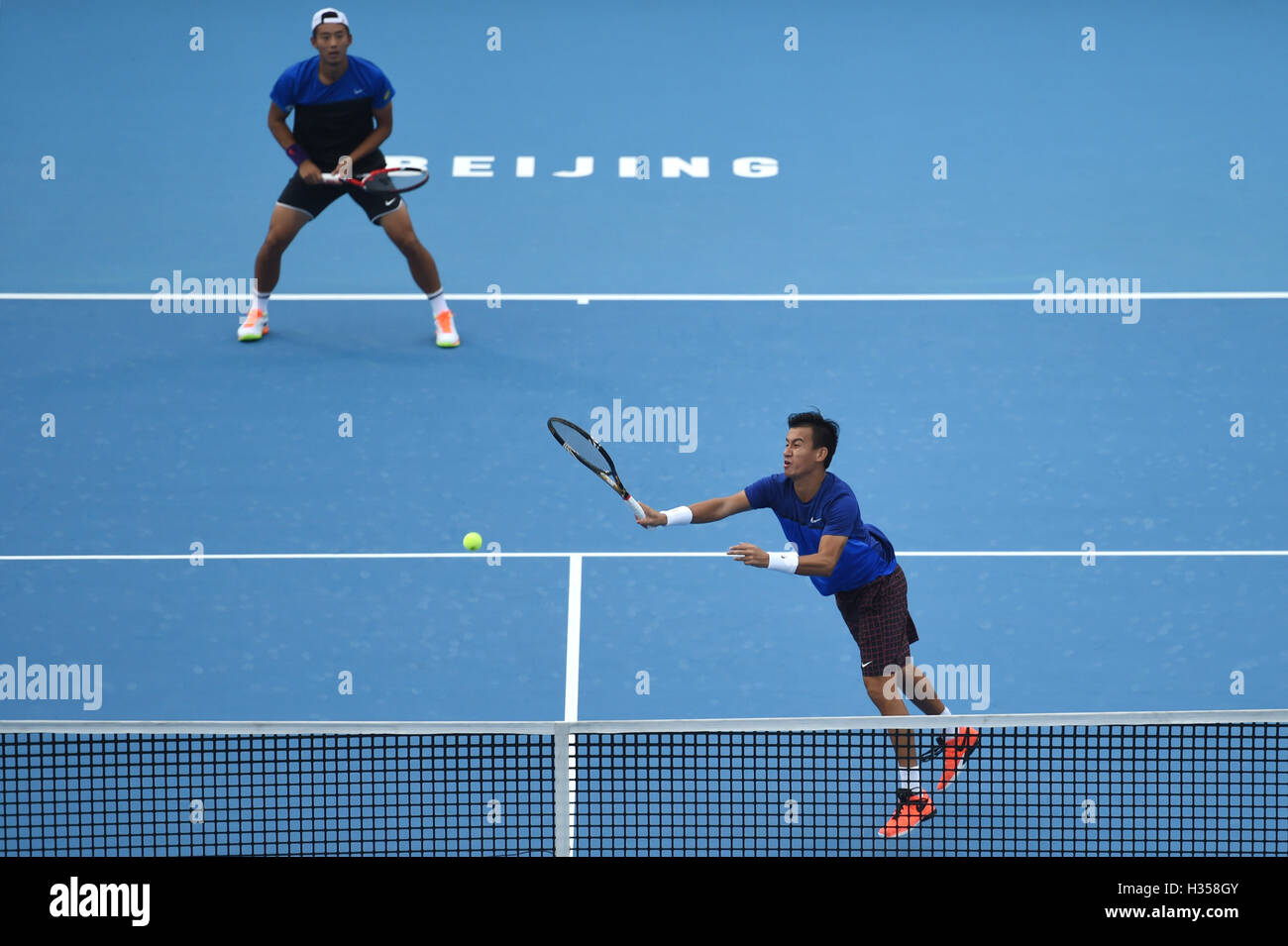 Beijing, China. 5th Oct, 2016. Gong Maoxin (Front) and Zhang Ze of China compete during the men's doubles quarterfinal against Rafael Nadal and Pablo Carreno Busta of Spain at the China Open tennis tournament in Beijing, capital of China, Oct. 5, 2016. The Chinese pair lost the match 0-2. Credit:  Ju Huanzong/Xinhua/Alamy Live News Stock Photo
