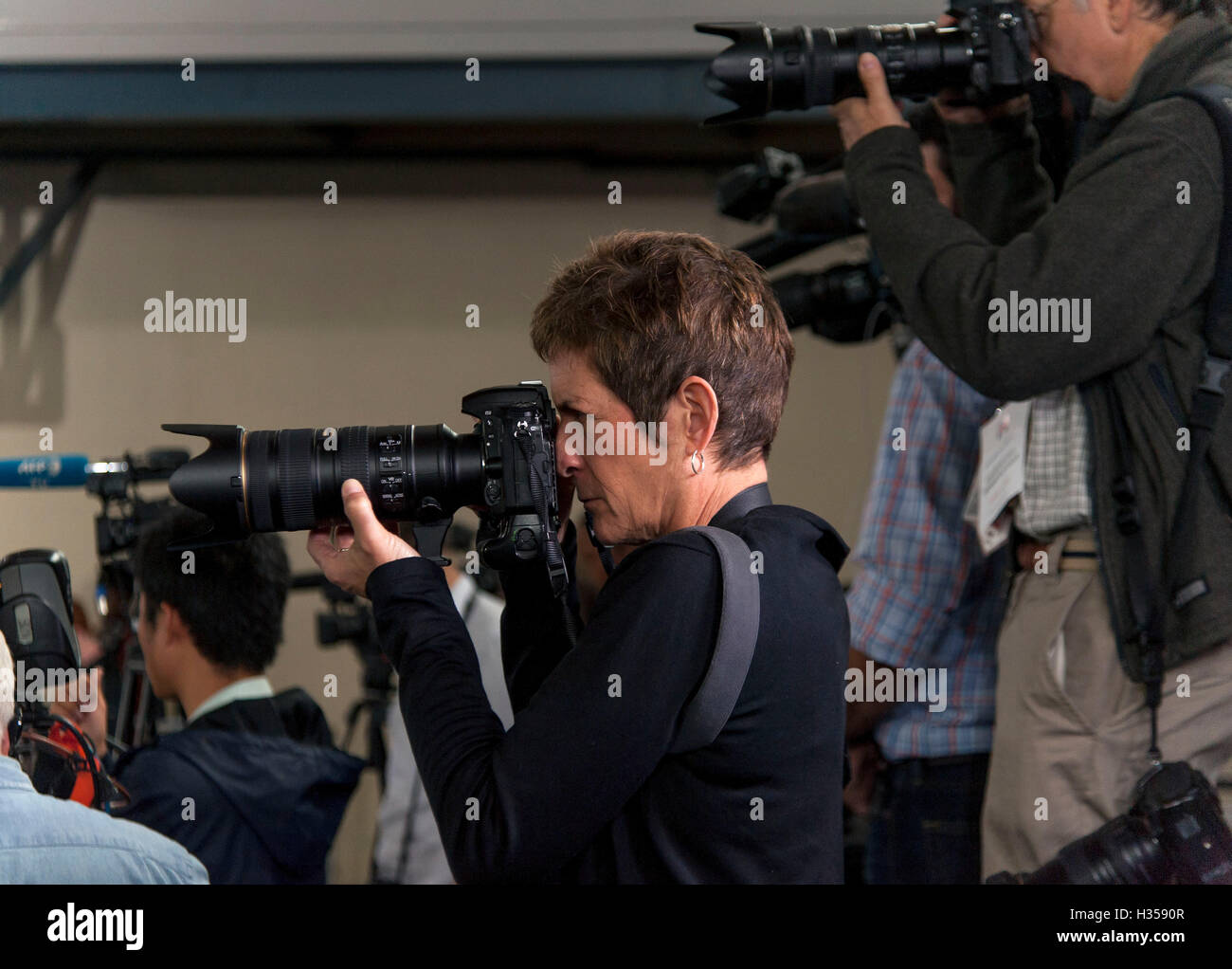 Haverford, PA, USA. 04th Oct, 2016. Hillary Clinton's photographer, BARBARA KINNEY, makes photos from the press riser during a conversation with Delaware County families at the Haverford Community Recreation & Community Center. © Brian Cahn/ZUMA Wire/Alamy Live News Stock Photo