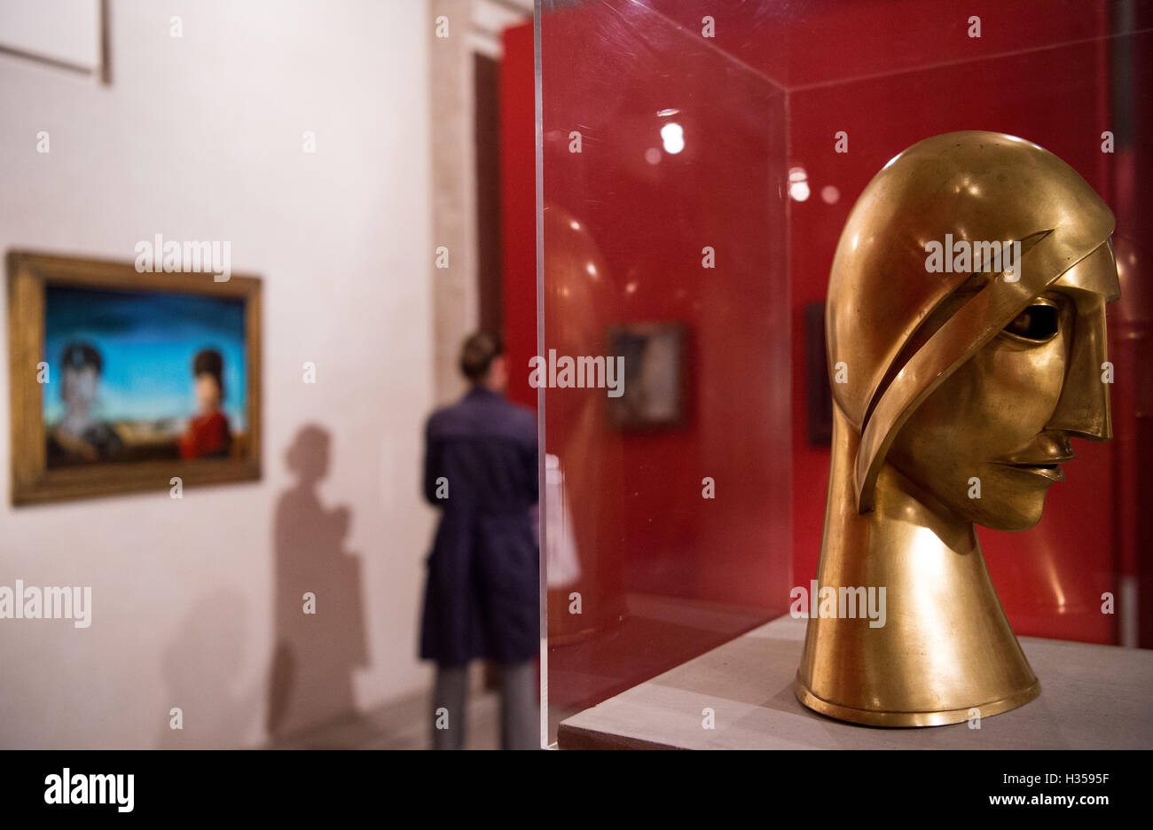Berlin, Germany. 05th Oct, 2016. The piece 'Brass Head' by Rudolf Belling from 1925 can be seen during a photo call for the exhibition 'Surreal Objectivity. Works from the 1920s and 1930s from the Nationalgalerie' in the Sammlung Scharf-Gerstenberg in Berlin, Germany, 05 October 2016. The exhibition can be seen from 13 October 2016 to 23 April 2017. Photo: MONIKA SKOLIMOWSKA/dpa/Alamy Live News Stock Photo