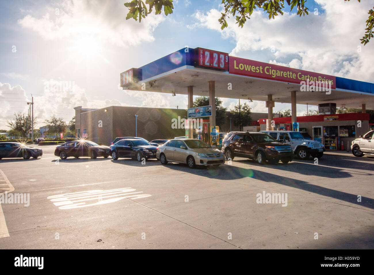 Miami, USA. 5ft Oct, 2016. South Floridians go to the Gas Store early