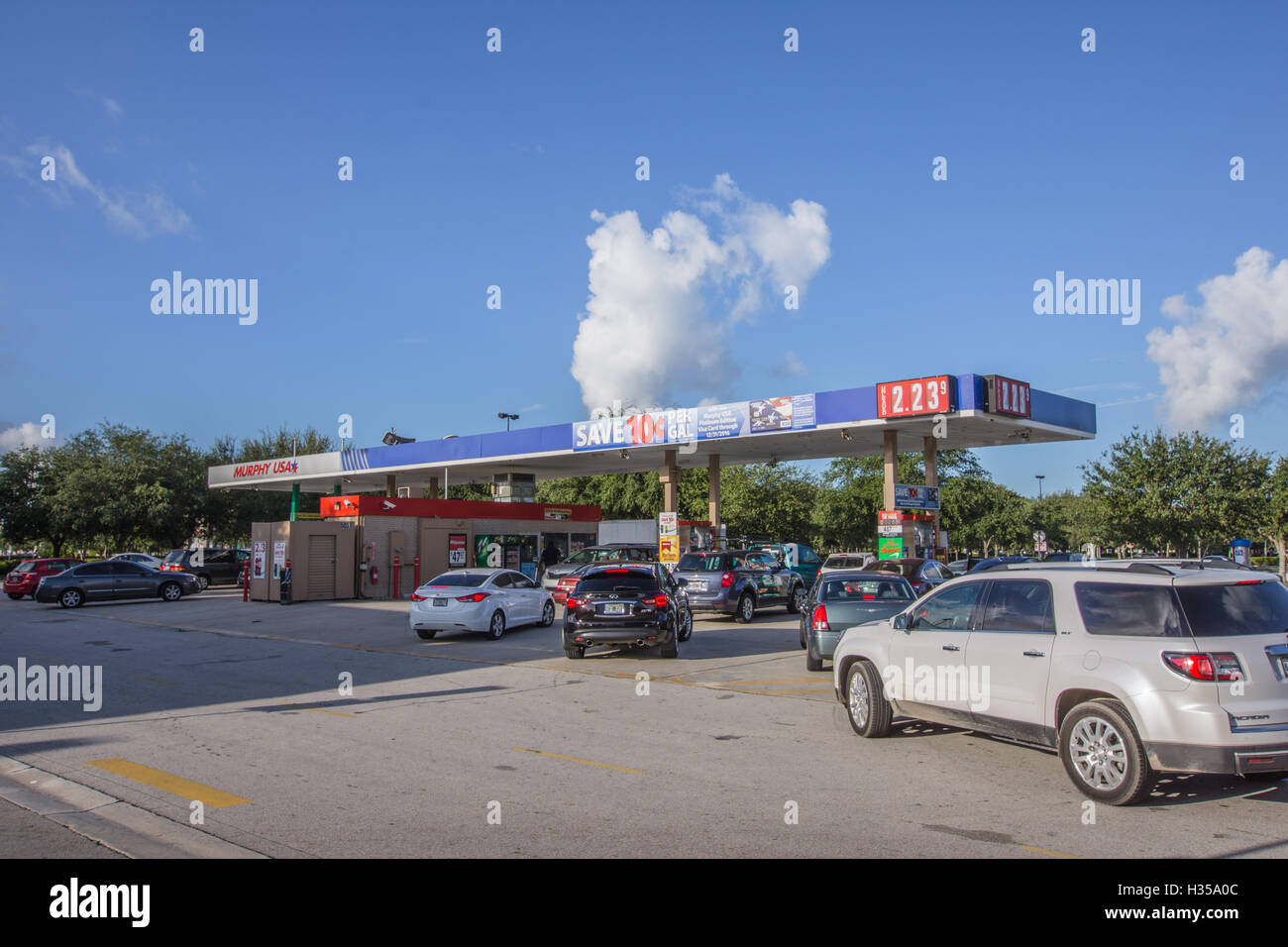 Miami, USA. 5ft Oct, 2016. South Floridians go to the Gas Store early