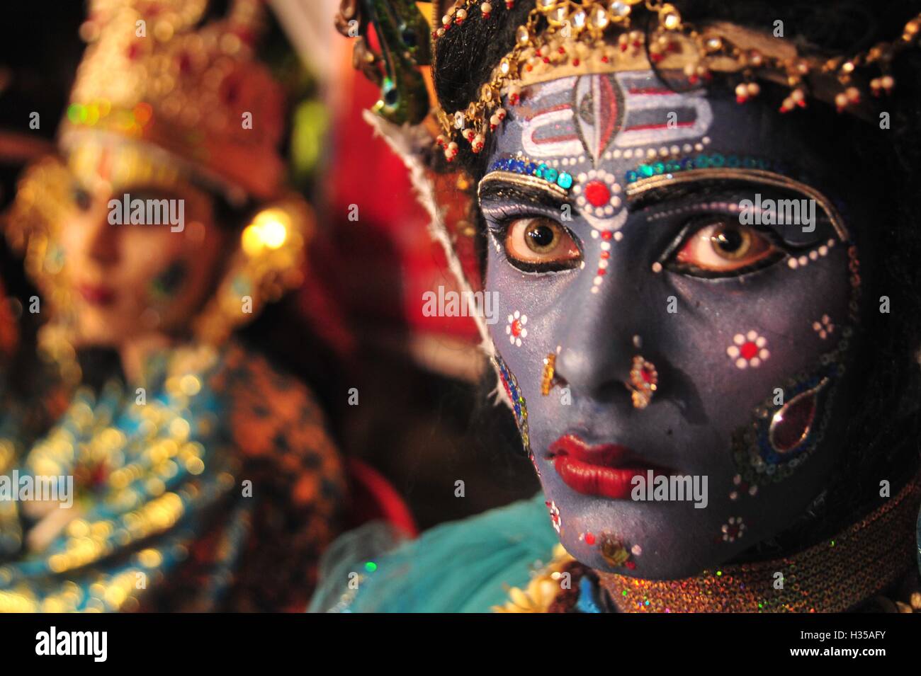 Allahabad, Uttar Pradesh, India. 5th Oct, 2016. An Indian dressed as Hindu Goddess Kali perform the traditional 'Kali Swang' during Dussehra Festival in Daraganj area in Allahabad, The ten day long Hindu festival celebrates the victory of good over evil. Credit:  Prabhat Kumar Verma/ZUMA Wire/Alamy Live News Stock Photo
