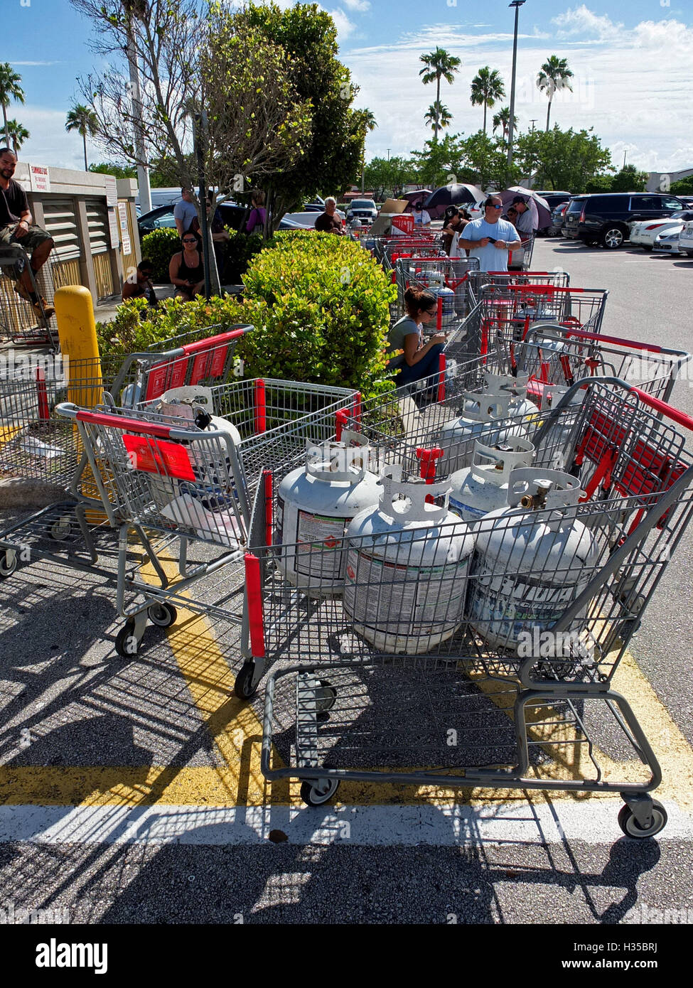 Hollywood, FL, USA. 5th Oct, 2016. As Hurricane Matthew approaches South Florida, customers line up to have their propane tanks filled at the BJ's Wholesale Club in the Oakwood Plaza in Hollywood. SOUTH FLORIDA OUT; NO MAGS; NO SALES; NO INTERNET; NO TV. Credit:  Sun-Sentinel/ZUMA Wire/Alamy Live News Stock Photo