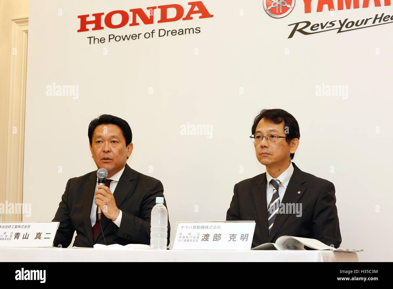 Honda Motor Operating Officer and Director Shinji Aoyama, left, and Yamaha Motor Managing Executive Officer and Director Katsuaki Watanabe attends a joint press conference in Tokyo, Japan on October 5, 2016. Japanese auto majors Honda and Yamaha announced they have started talks toward a business tie-up in the development and production of small scooters. © Yosuke Tanaka/AFLO/Alamy Live News Stock Photo