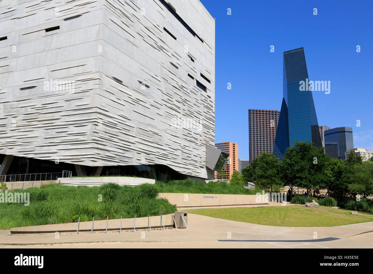 Perot Museum and Fountain Place Tower, Dallas, Texas, USA Stock Photo