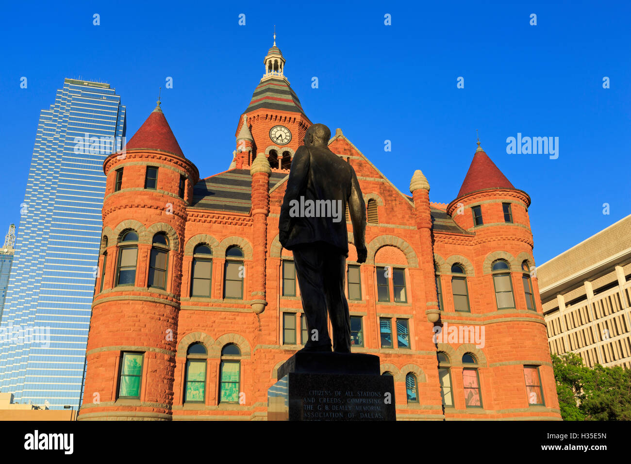 George Dealey statue and Old Red Museum, Dealey Plaza, Dallas, Texas, USA Stock Photo