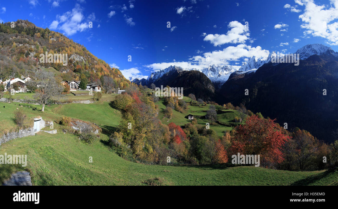 Panorama of the village of Soglio surrounded by colorful woods, Bregaglia Valley, Canton of Graubunden, Switzerland Stock Photo