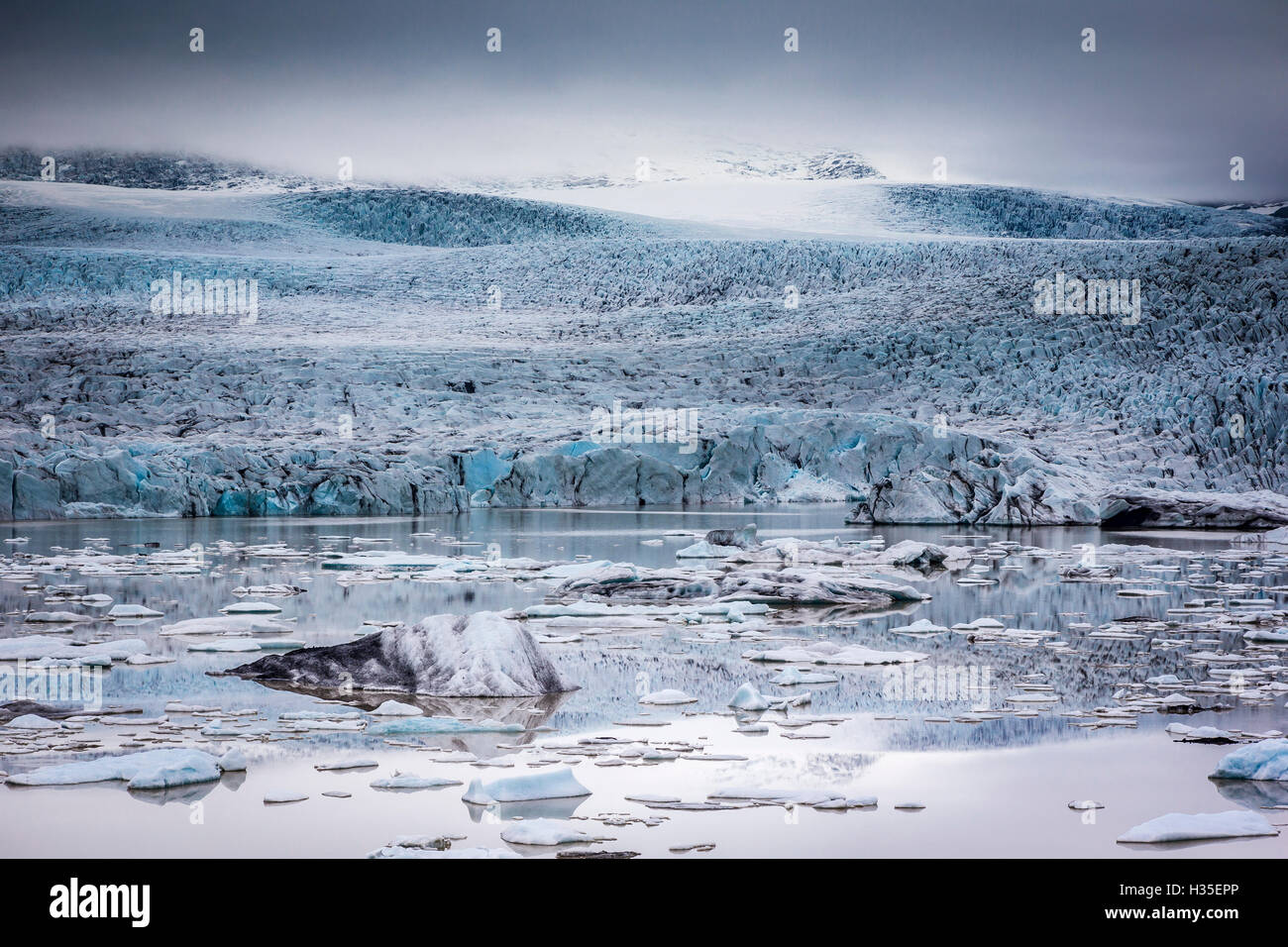 Icebergs floating in the Glacier Lagoon beneath Breidamerkurjokull glacier, Jokulsarlon, Vatnajokull, Iceland, Polar Regions Stock Photo