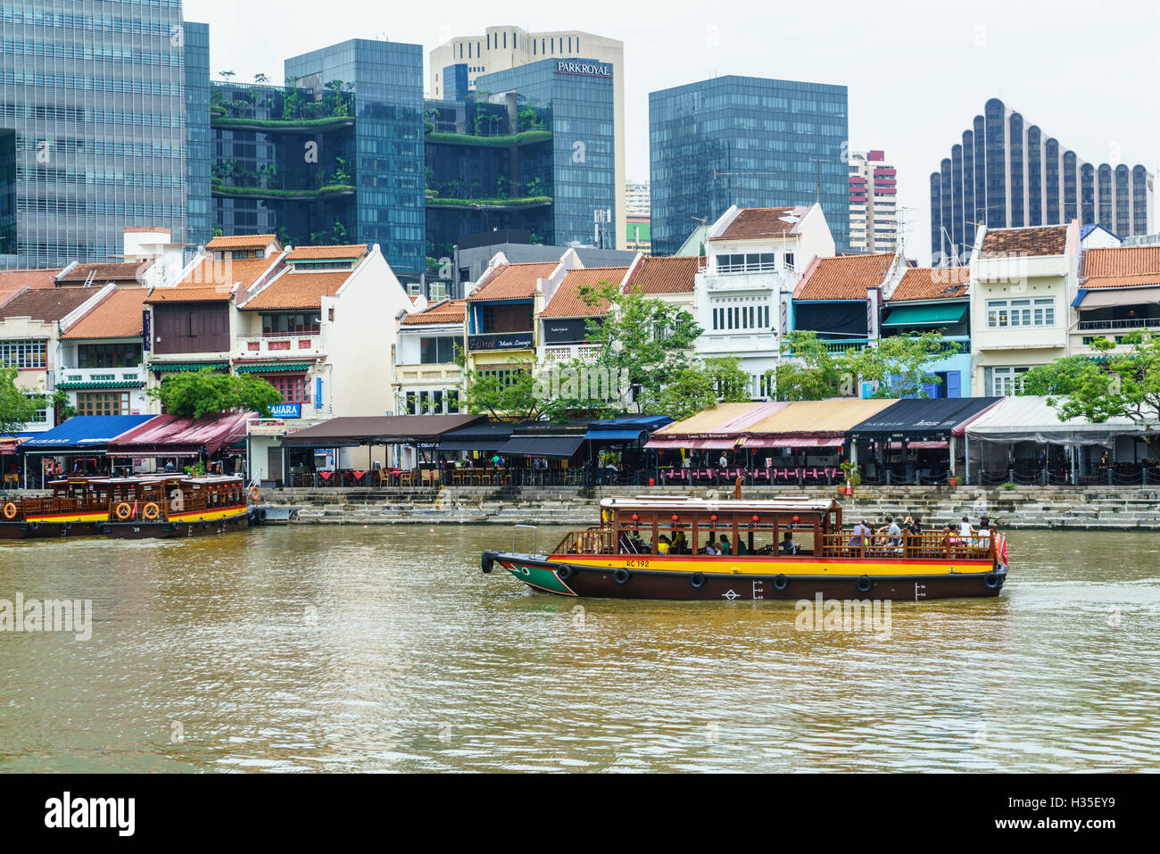 Tour boat passing Boat Quay, Singapore Stock Photo Alamy