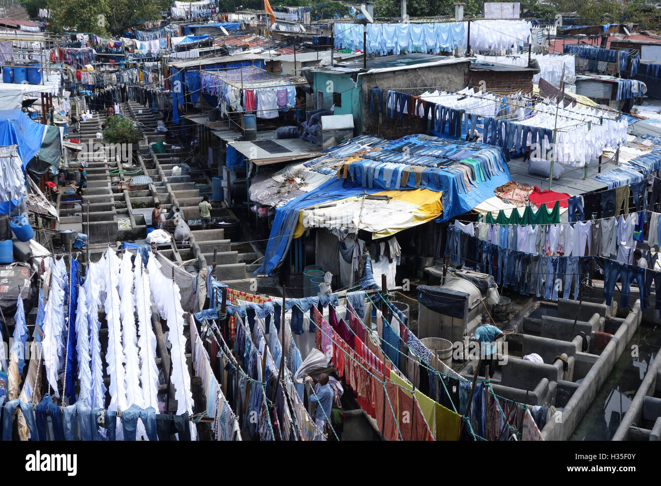 Slum washing ghats, Mumbai (Bombay), Maharashtra, India Stock Photo