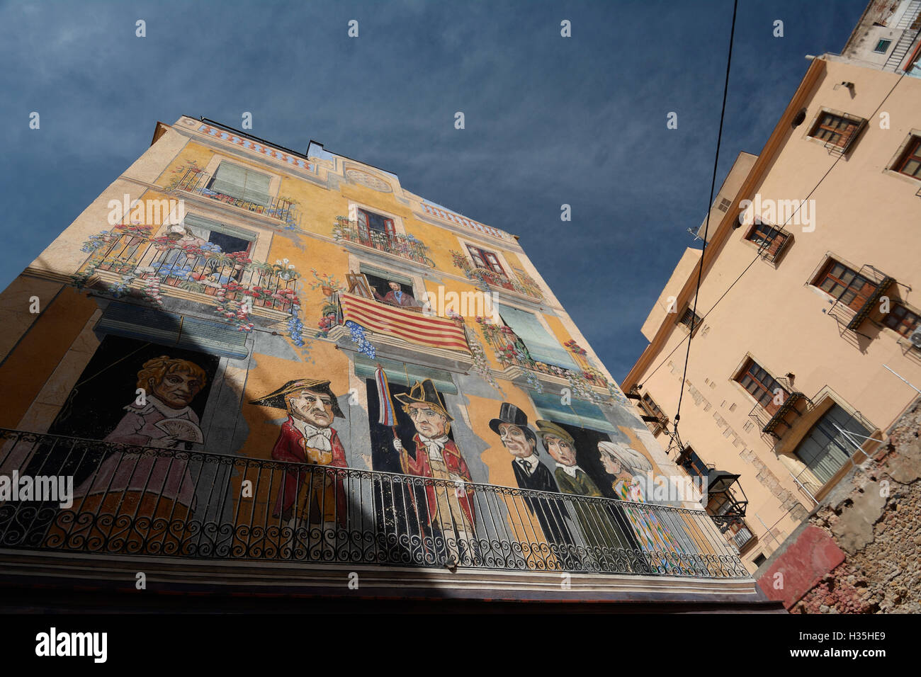 Spain, Catalonia, Tarragona, old city, medieval center, house with wall paintings, trompe-l'œil murals by Carles Arola, Placa dels Sedassos Stock Photo