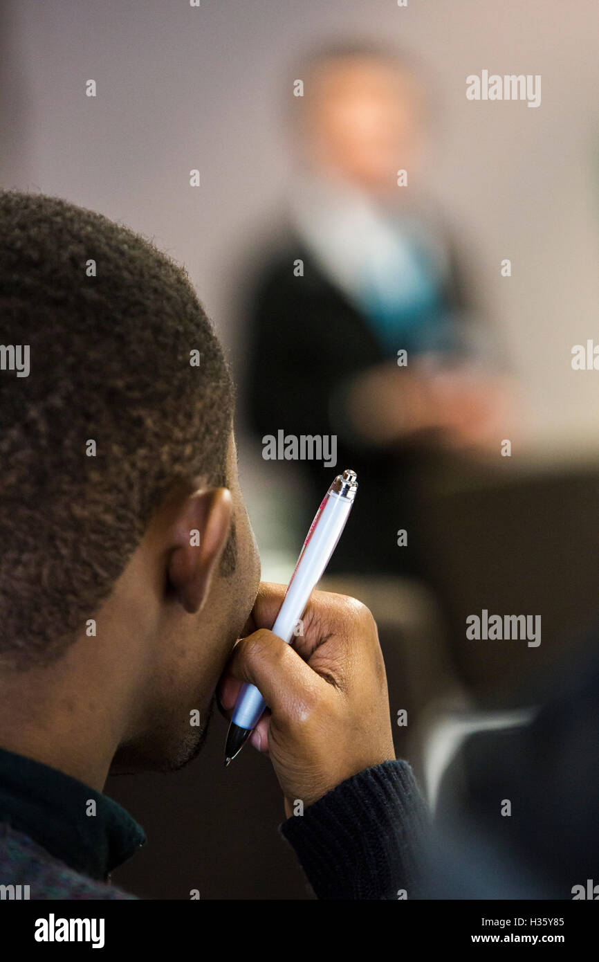Back of mans head hi-res stock photography and images - Alamy