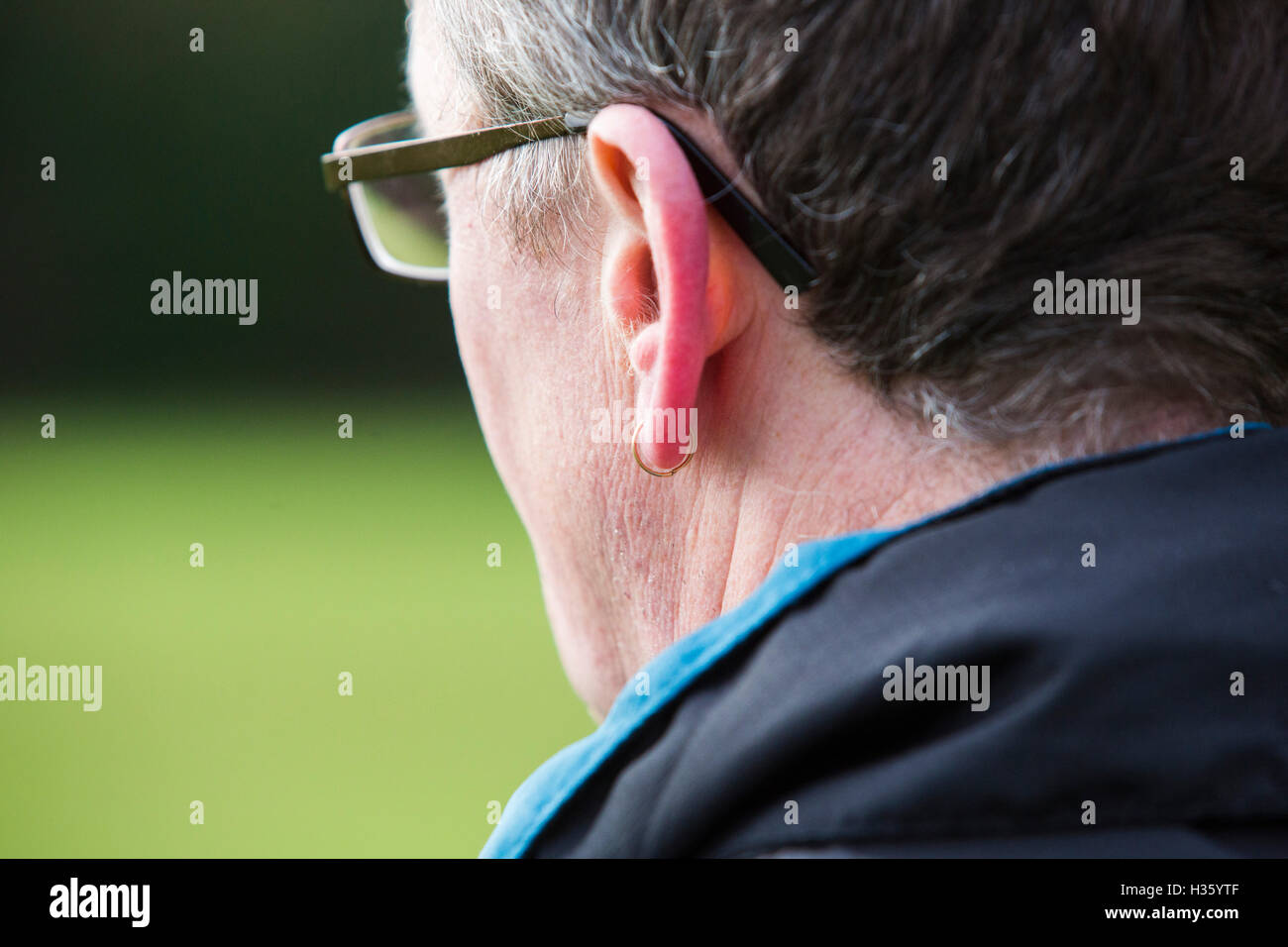 Back of mans head hi-res stock photography and images - Alamy