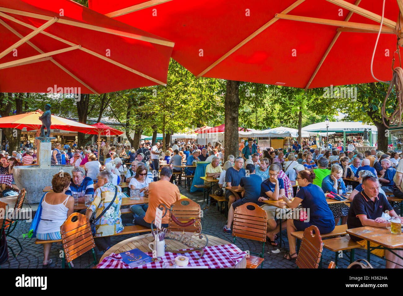 Beer garden in the Viktualienmarkt, Munich, Bavaria, Germany Stock Photo