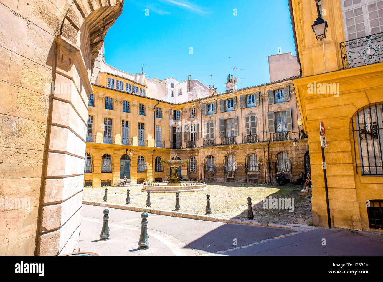 Place d’albertas aix en provence hi-res stock photography and images ...