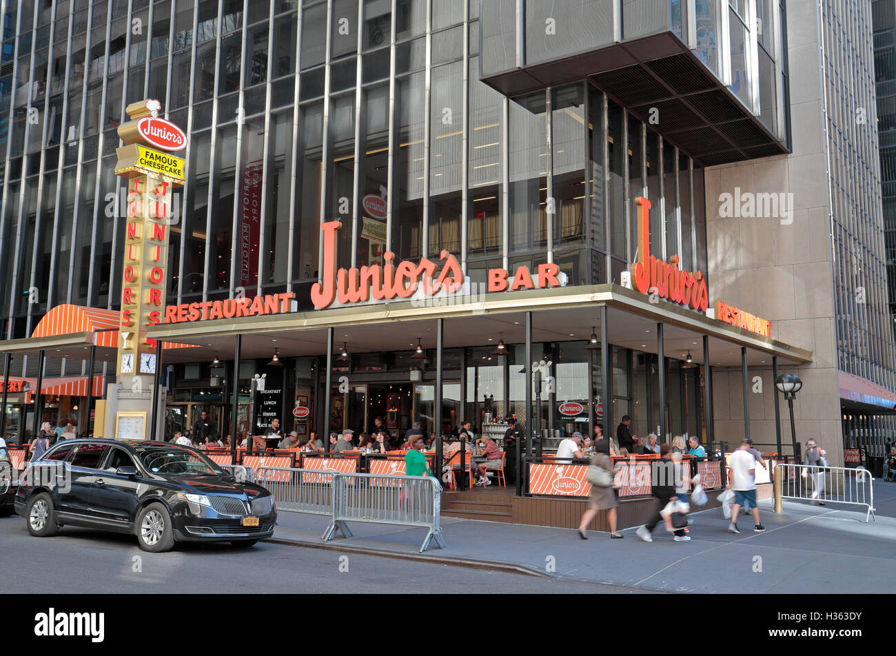 &ldquo;Juniors Bar&rdquo; (famous for its cheesecake) in Manhattan, New York City