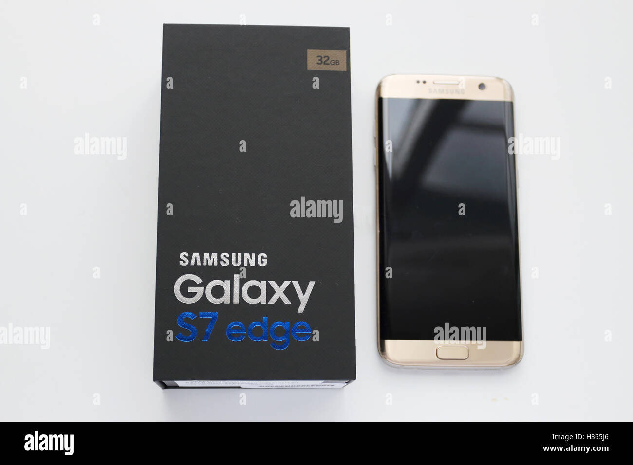 Samsung Galaxy S7 Edge in black box Stock Photo - Alamy