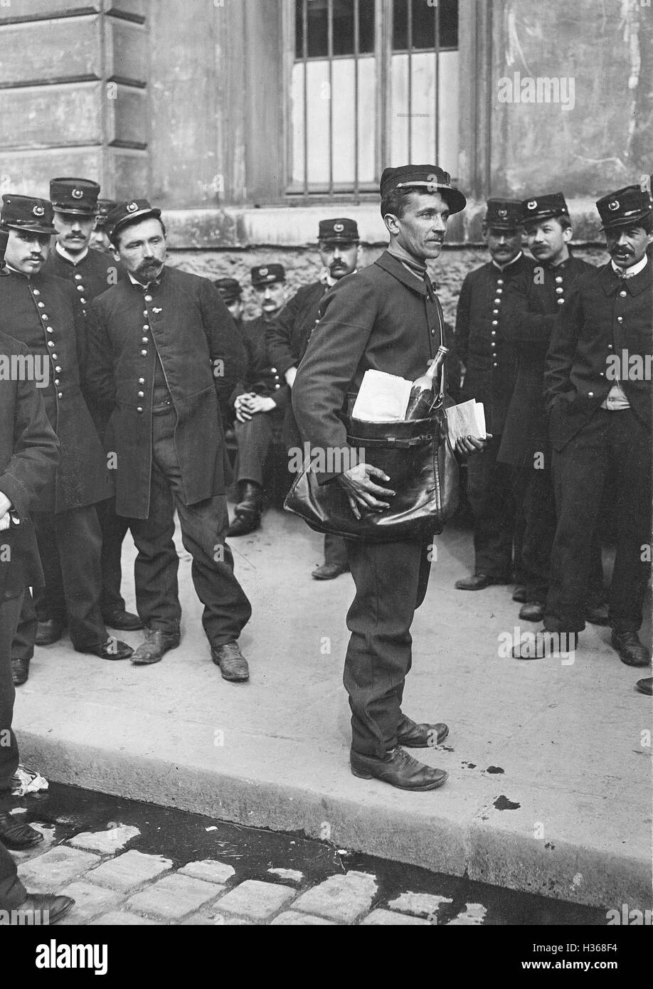 A soldier as mailman in Paris, 1906 Stock Photo