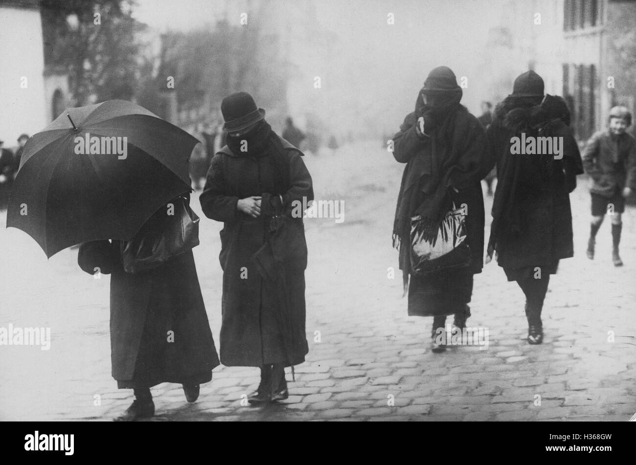 Women accused of abusing a pastor in Melun, 1926 Stock Photo